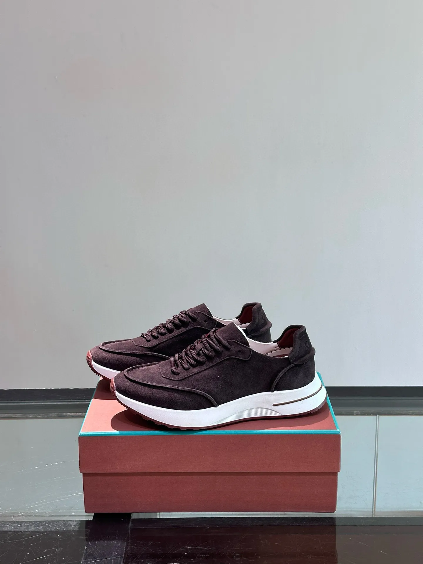 Factory price: 540💰Loro men's shoes💰iana niche Loro classic jogging shoes, men's lace-up casual shoes and sneakers, high-quality lightweight and comfortable fabrics, suitable for outdoor leisure, the color scheme is young and energetic, and it looks great with sportswear or casual suits! Size: 39-46 (customized sizes of 45 and 46 are non-refundable)